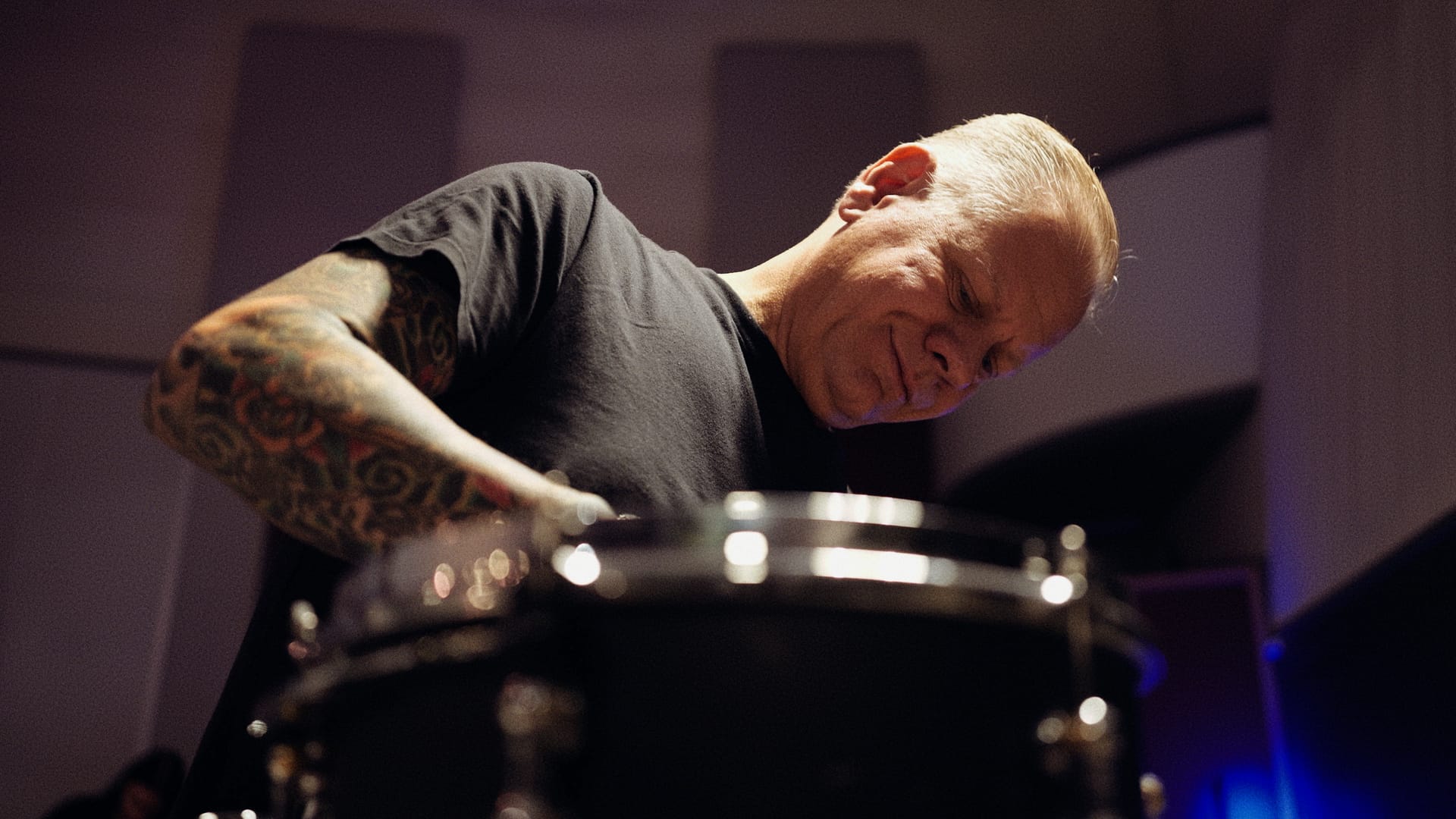 Urban Näsvell tuning a drum head