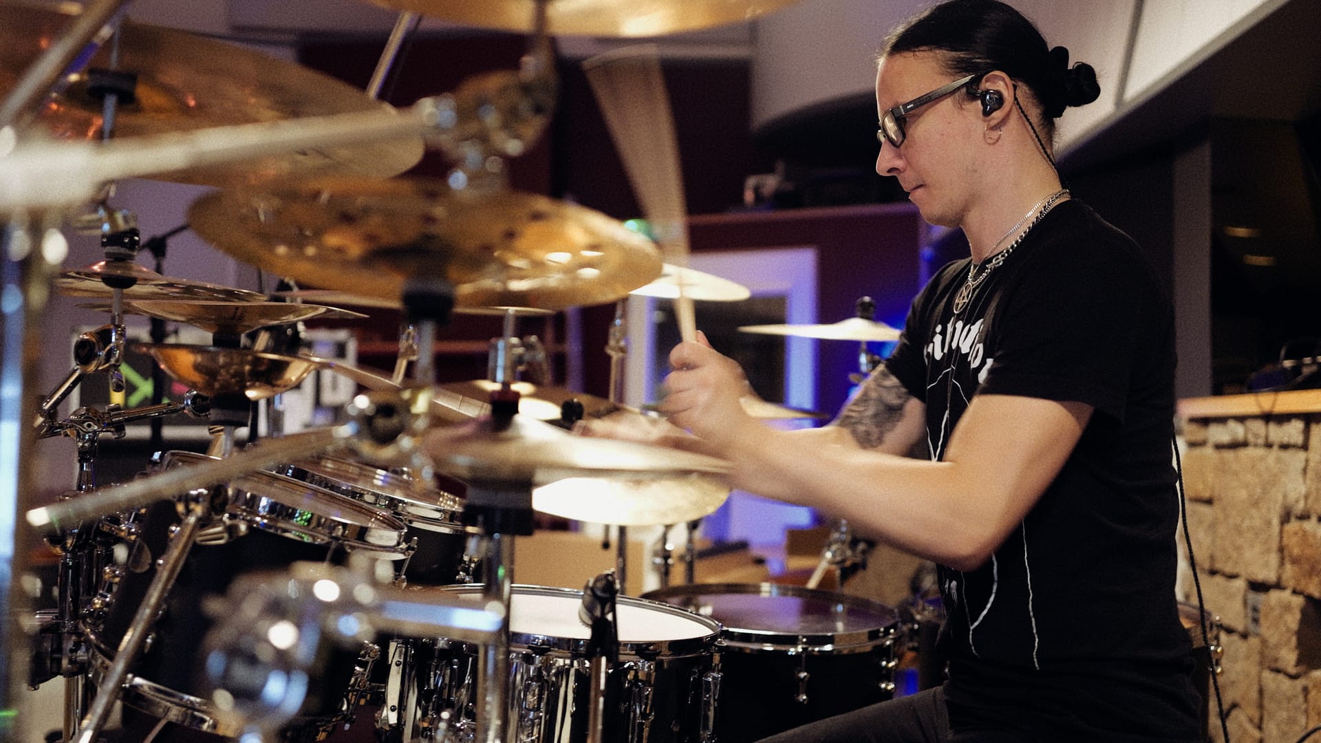 Waltteri Väyrynen tracking in the studio
